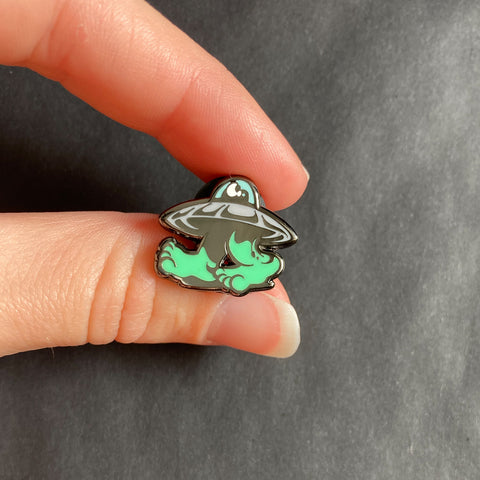 UFO Pin –– Pinbadg.es X Tony Riff